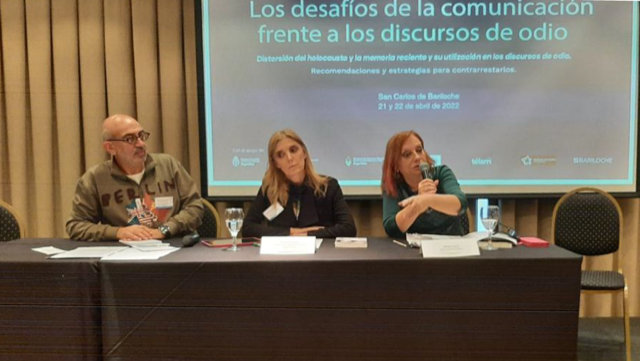 Miriam Lewin hablando en el Seminario en Bariloche sobre discursos de odio y comunicación